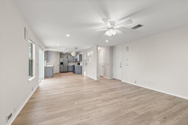 Building Photo - 2036 Kaiser Dr