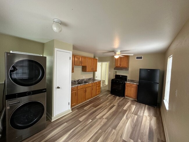 Building Photo - Welcome to this charming 2-bedroom, 1-bath...