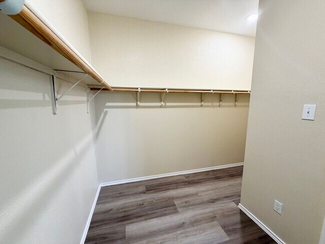 Building Photo - 6404 Mundo Dr