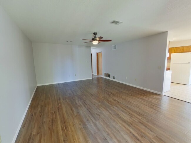 Building Photo - 812 N Sumac Rd