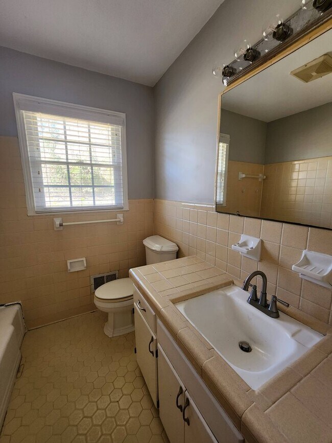 Building Photo - 2502 Berkley Dr