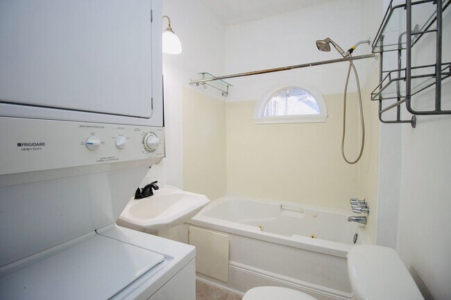 Building Photo - 3 Bedroom, 2 Bath Walking Distance to 5 Points, Close to USC - Available for the 2026-2027 School...