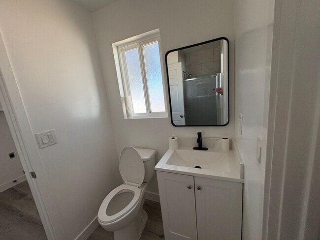 Building Photo - Fully Renovated 3-Bed in the heart of Teha...