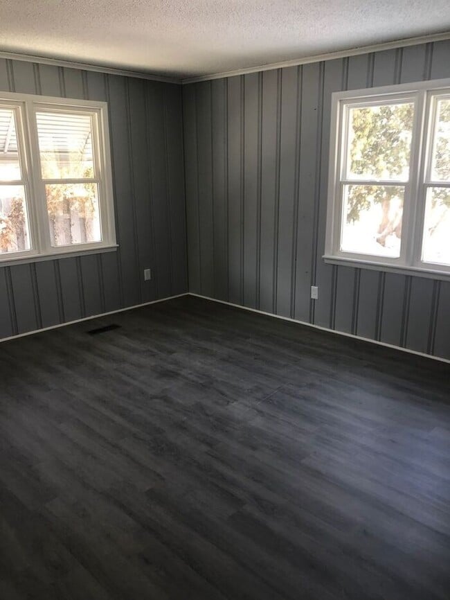 Building Photo - GREAT LOCATION! ADORABLE HOME!!