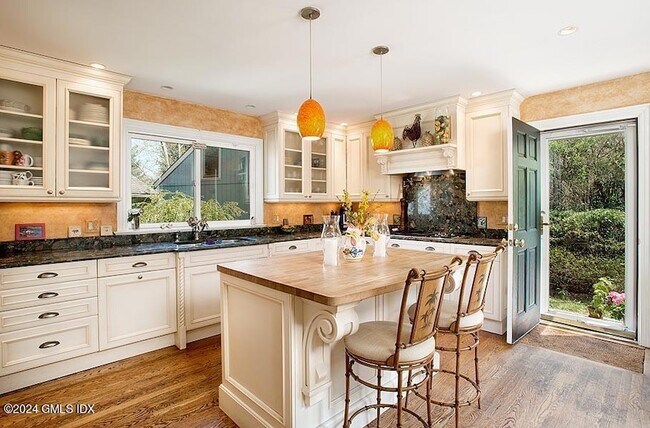Building Photo - 208 W Lyon Farm Dr