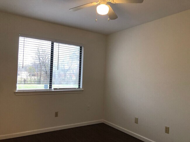 Building Photo - 208 E Denton Dr