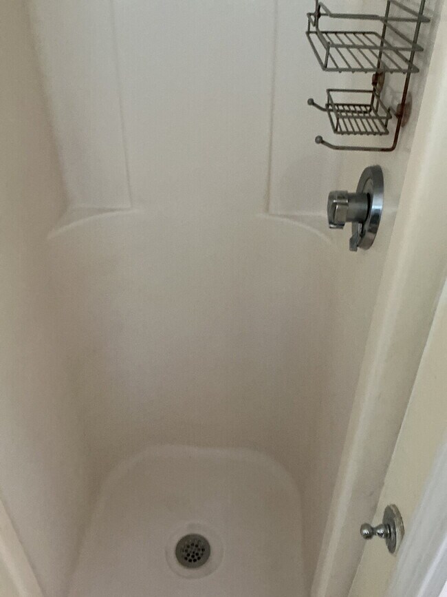 Building Photo - One bedroom one bath