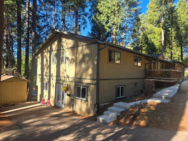 Building Photo - Beautiful, fully remodeled and furnished 1600+sf apartment ready to go!