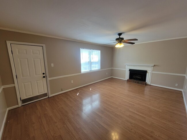 Building Photo - 2309 Creekview Dr