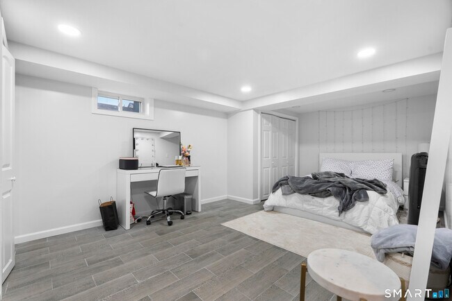 Building Photo - 5 Clover Hill Ave