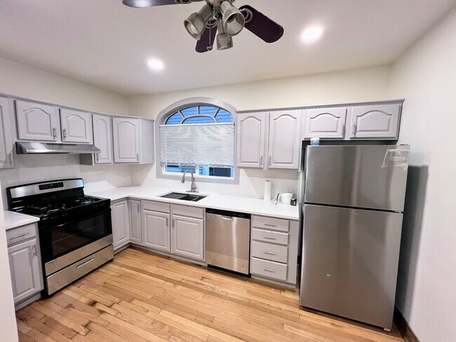 Building Photo - 5833 W Peterson Ave