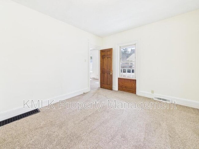 Building Photo - 484 Crouse St