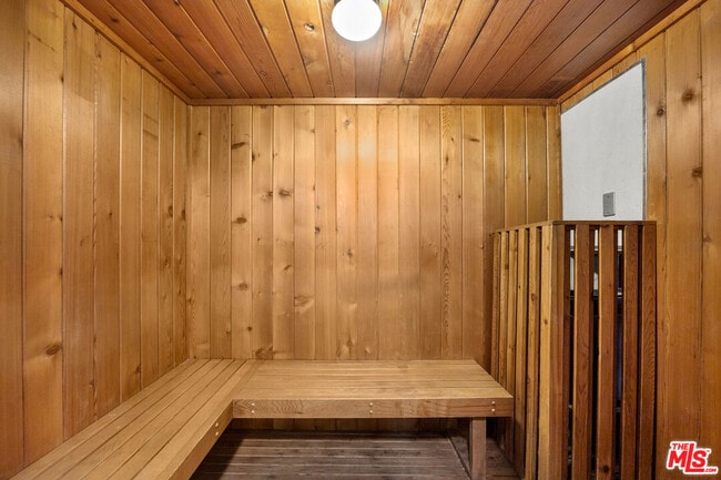 Building Photo - 809 S Bundy Dr