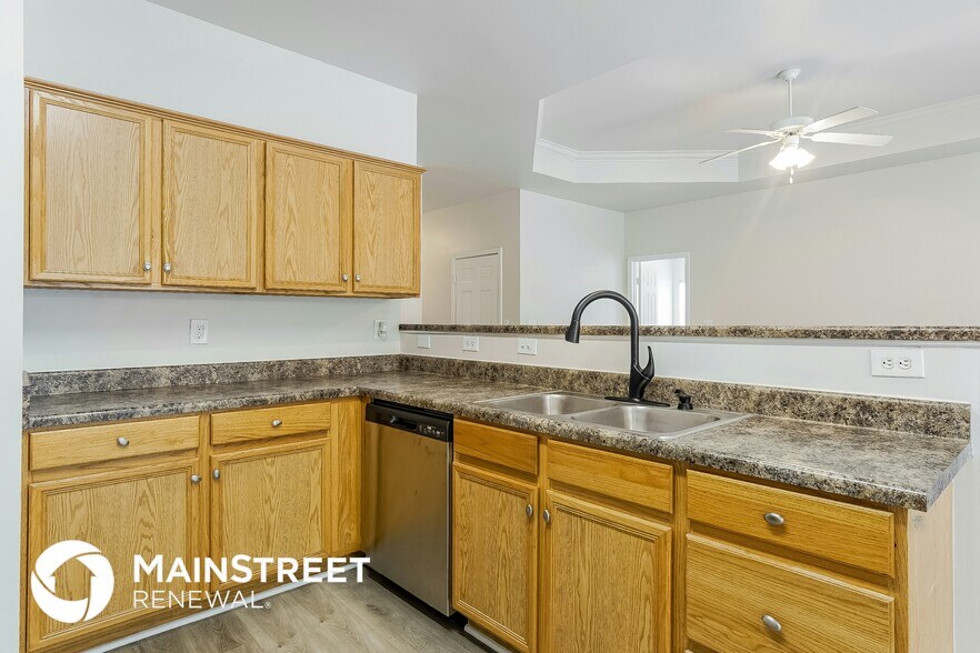 Building Photo - 561 Summit Cir