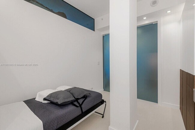 Building Photo - 2301 Collins Ave