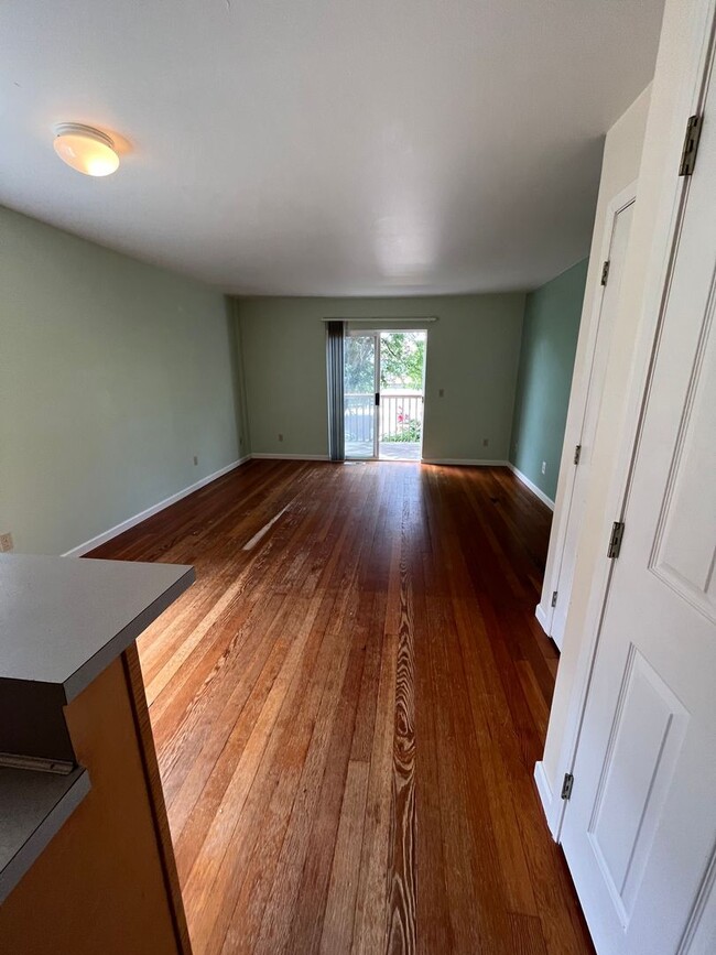 Building Photo - 3 Bed 1.5 Bath Townhouse w/ Garage Close t...