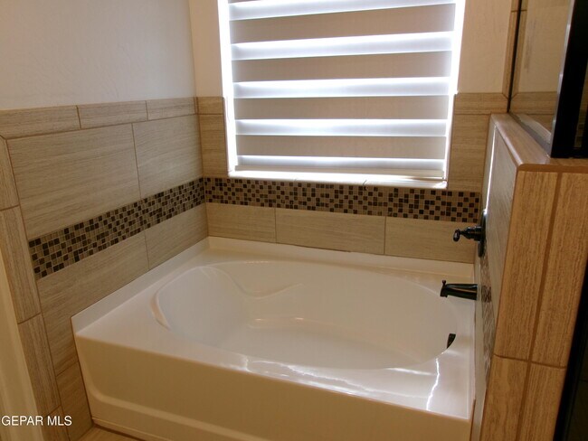 Building Photo - 6445 Villaggio Dr