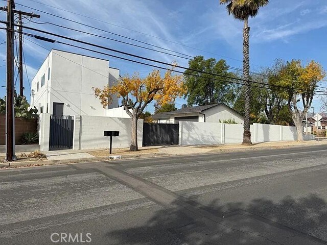 Building Photo - 10453 Etiwanda Ave