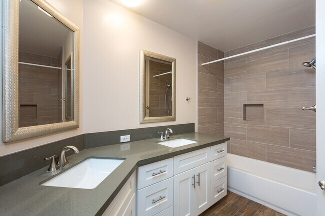 Building Photo - Stunning Bay View Condo in Bankers Hill