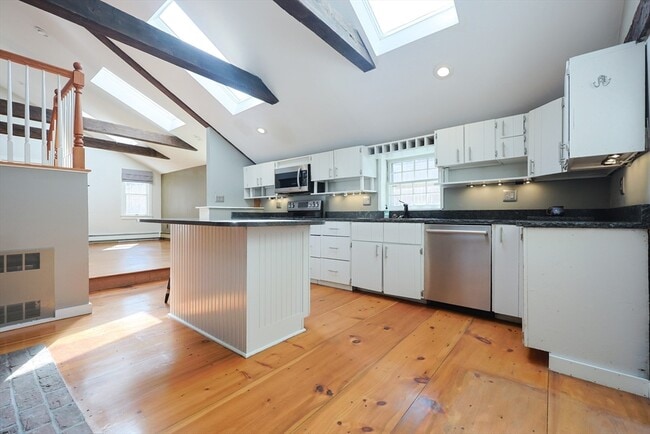 Building Photo - 144 Old Connecticut Path