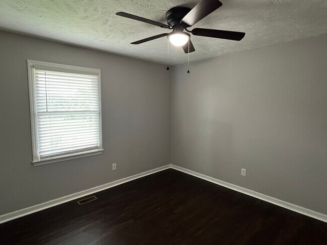 Building Photo - Stunning Tri-level Home on Cul-de-sac