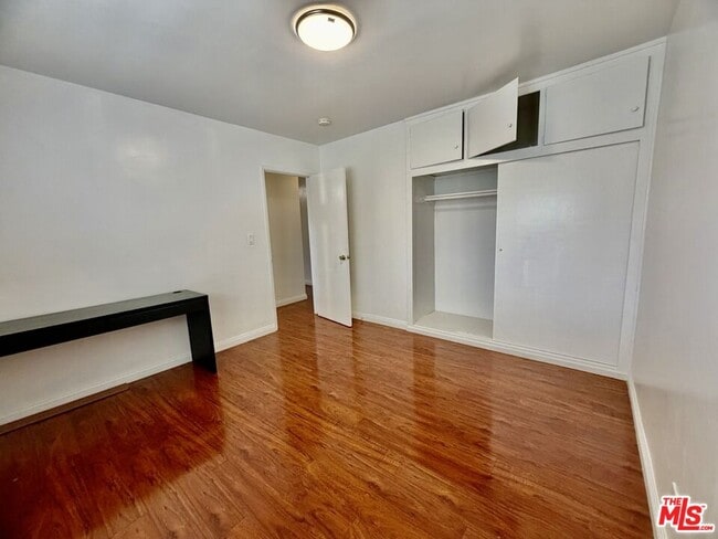 Building Photo - 2328 Pine St