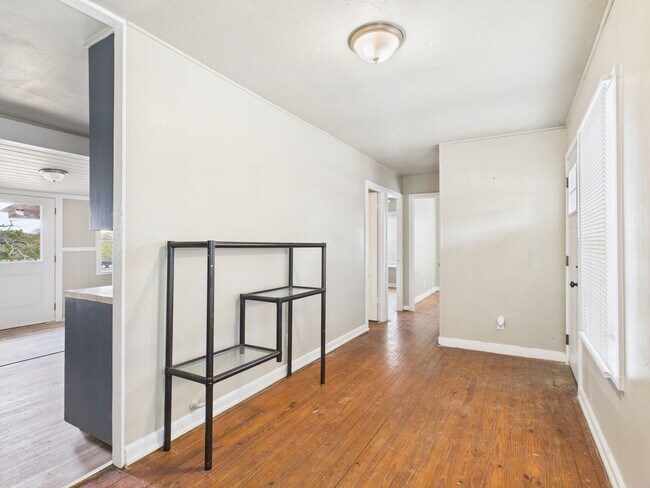 Building Photo - Harper TX Rental