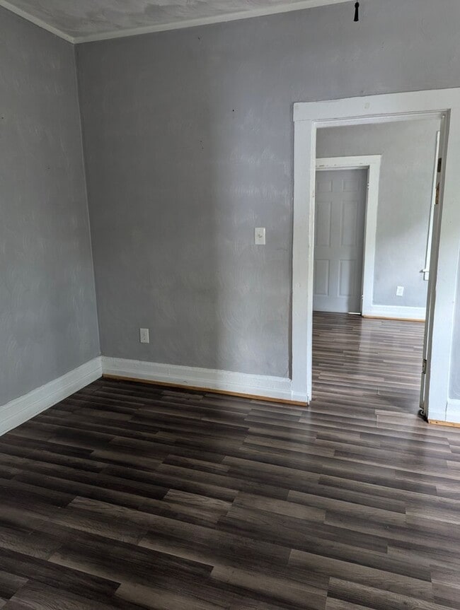 Building Photo - MOVE IN READY 4 Bedroom in the Heart of Portsmouth!