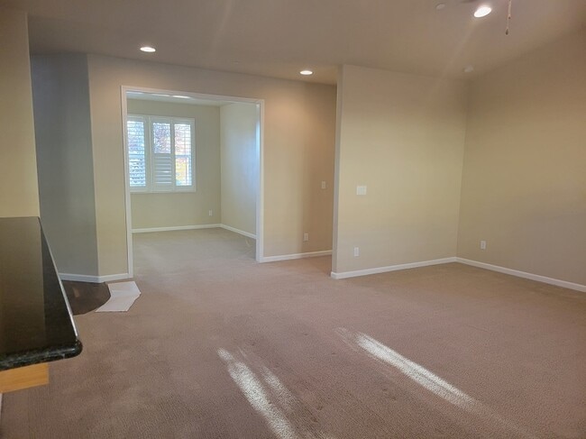 Building Photo - 227 Gooselake Cir