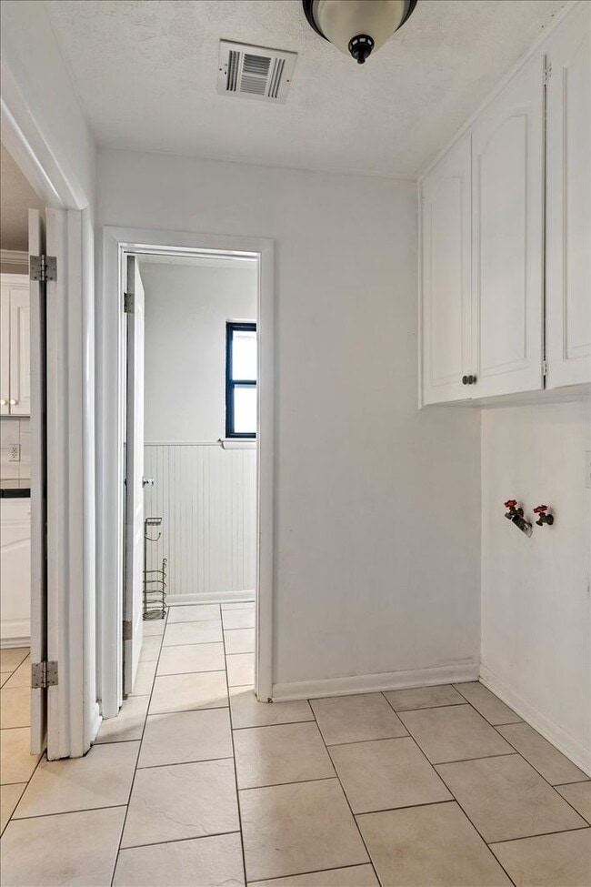 Building Photo - 7522 NW Stonegate- AVAILABLE NOW!