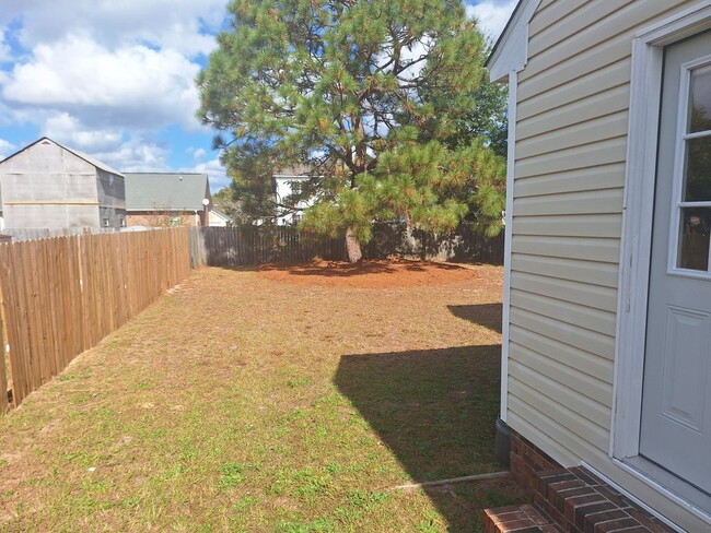 Building Photo - Wonderful  Three Bedroom Home Walking Dist...