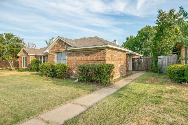Building Photo - 3 Bedroom Duplex in Coppell – Private Back...