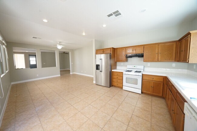 Building Photo - SHOWINGS AVAILABLE NOW