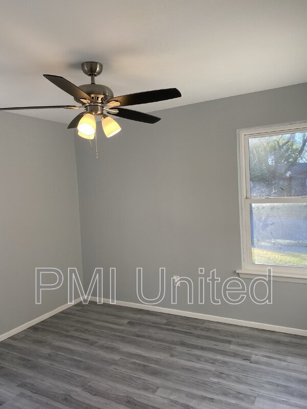 Building Photo - 729 Lisa Ln