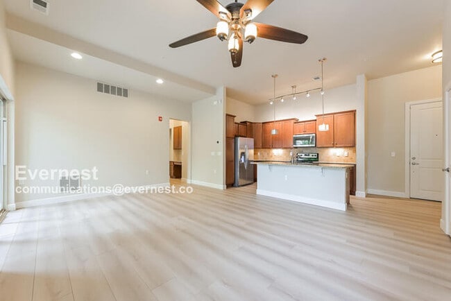 Building Photo - 305 Inverness Way S