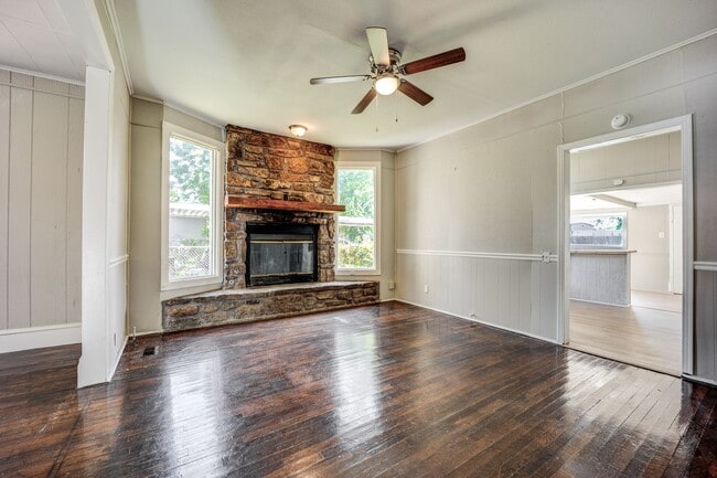 Building Photo - Freshly Updated 3 Bedroom House