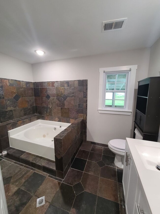 Building Photo - Comfortable Living in the Heart of Goose Creek