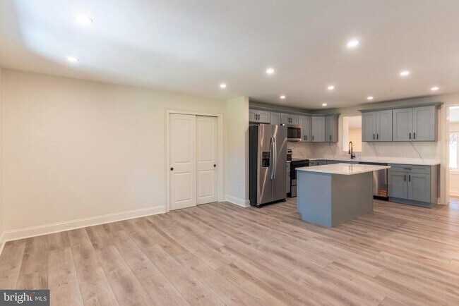 Building Photo - 248 Penncrest Dr