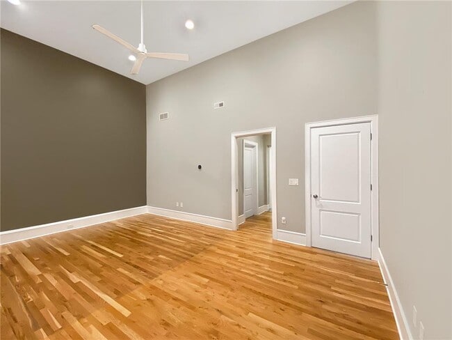 Building Photo - 300 Wall St