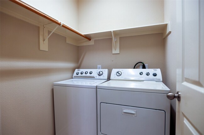 Building Photo - 5102 Heatherdawn Ct
