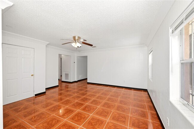 Building Photo - 808 S Ivey Ln