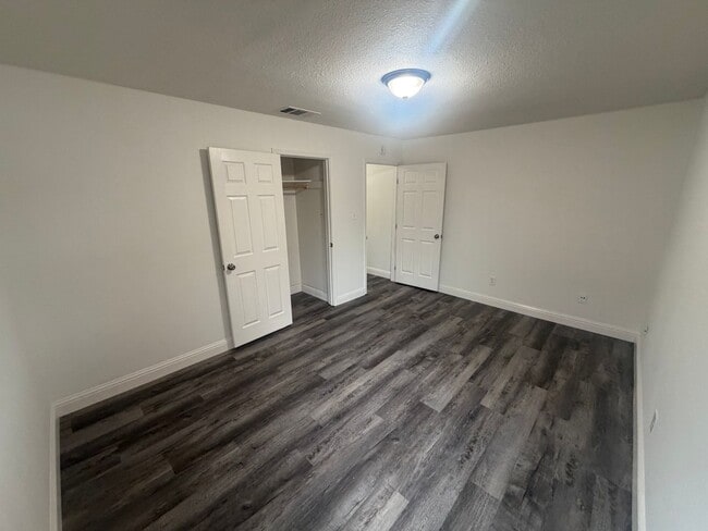 Building Photo - 3 Bedroom | 1 Bathroom | Home in Sacramento