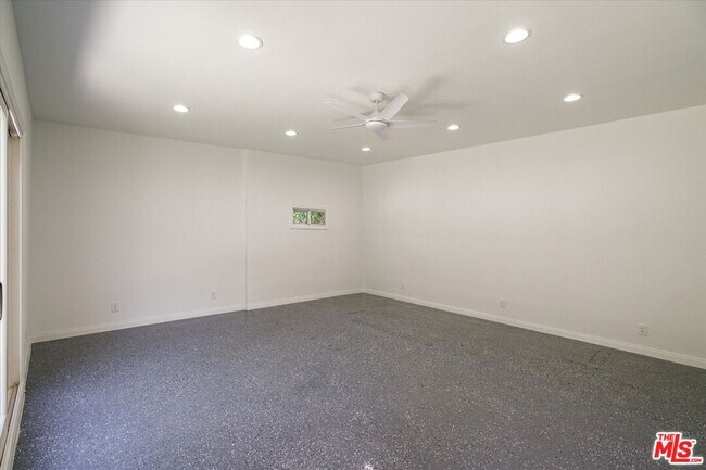 Building Photo - 627 26th St