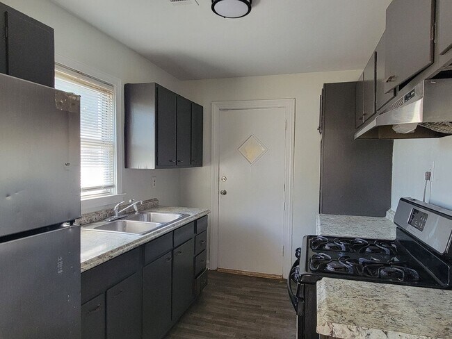 Building Photo - 3 Bedroom Brick Ranch on Basement/5 Min Drive to Downtown Atlanta