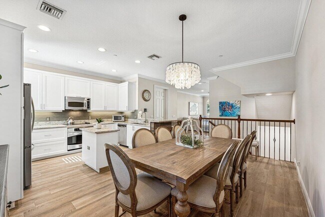 Building Photo - 813 Estancia Wy