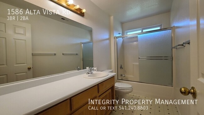 Building Photo - 1586 Alta Vista Rd