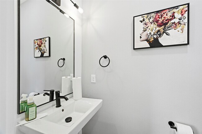 Building Photo - 2502 Tuam St