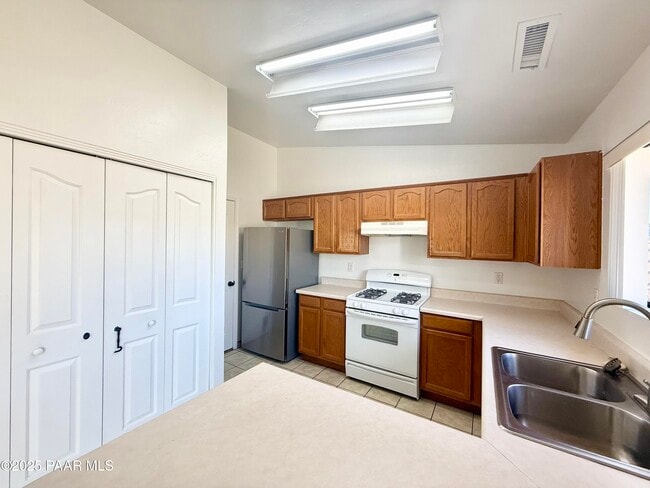 Building Photo - 3084 N Constance Dr