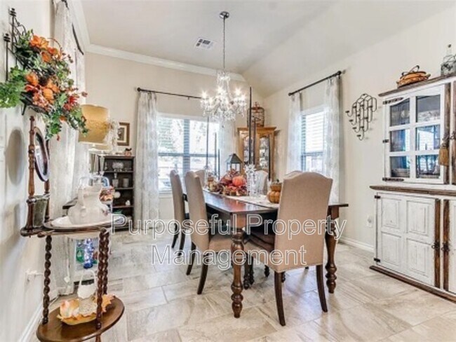 Building Photo - 811 E Mosier St