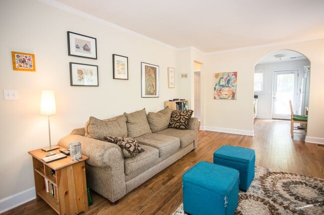 Building Photo - Cute and Quiet West Side Duplex!